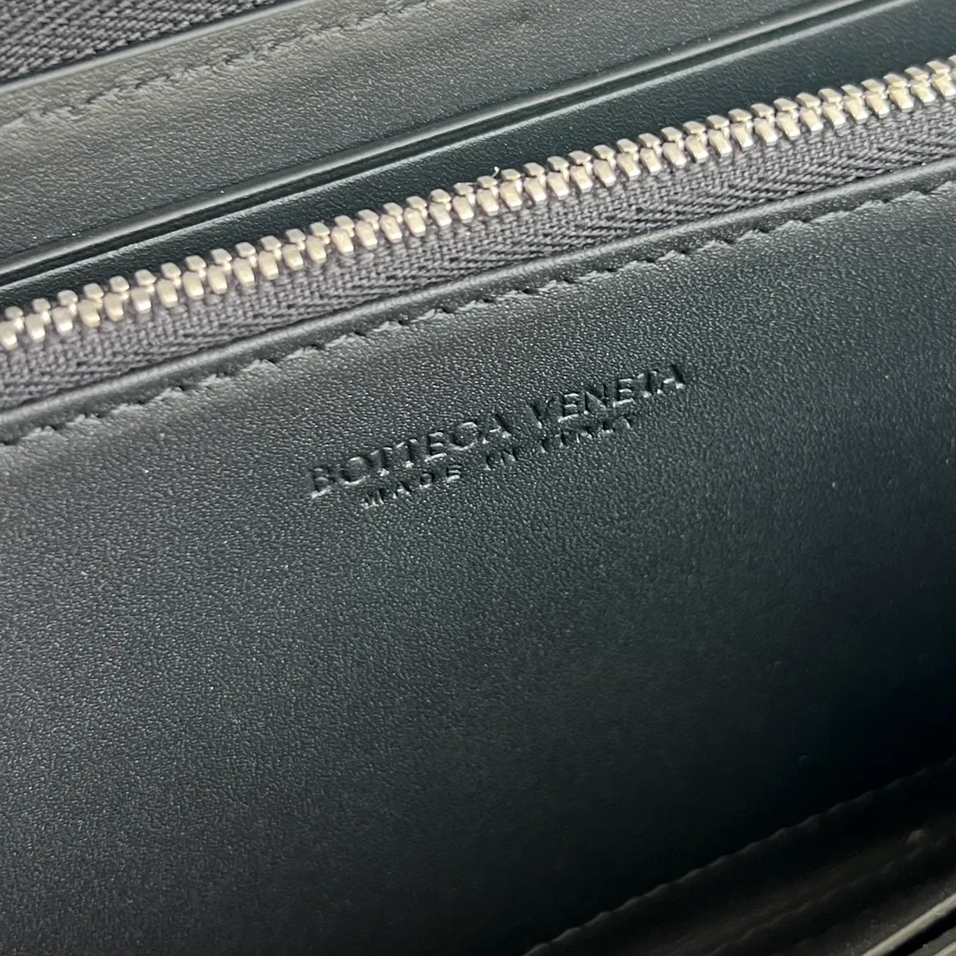 #Bv New Fine Woven Wallet 814680 The beloved small braid is back🎈Made of cowhide braid, soft, comfortable and textured. The detailed internal partition design and high-quality lining material ensure the durability and orderliness of the wallet. It can store cash/cards and other small items. It is very practical. It is enough to take it with you when you go out. This wallet is definitely your best choice. Size: 19x10x2 P1000
